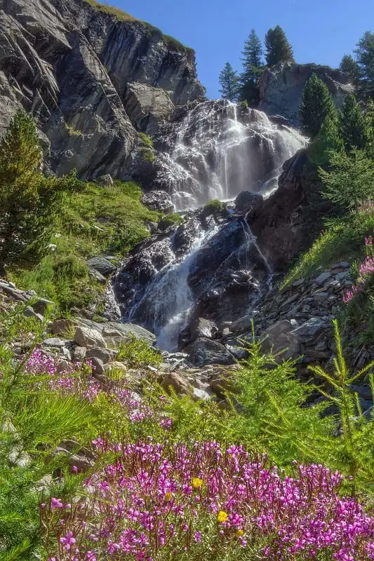 Cascata di acqua in montagna