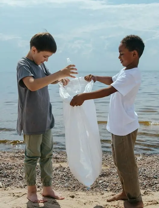 bambini raccolgono rifiuti